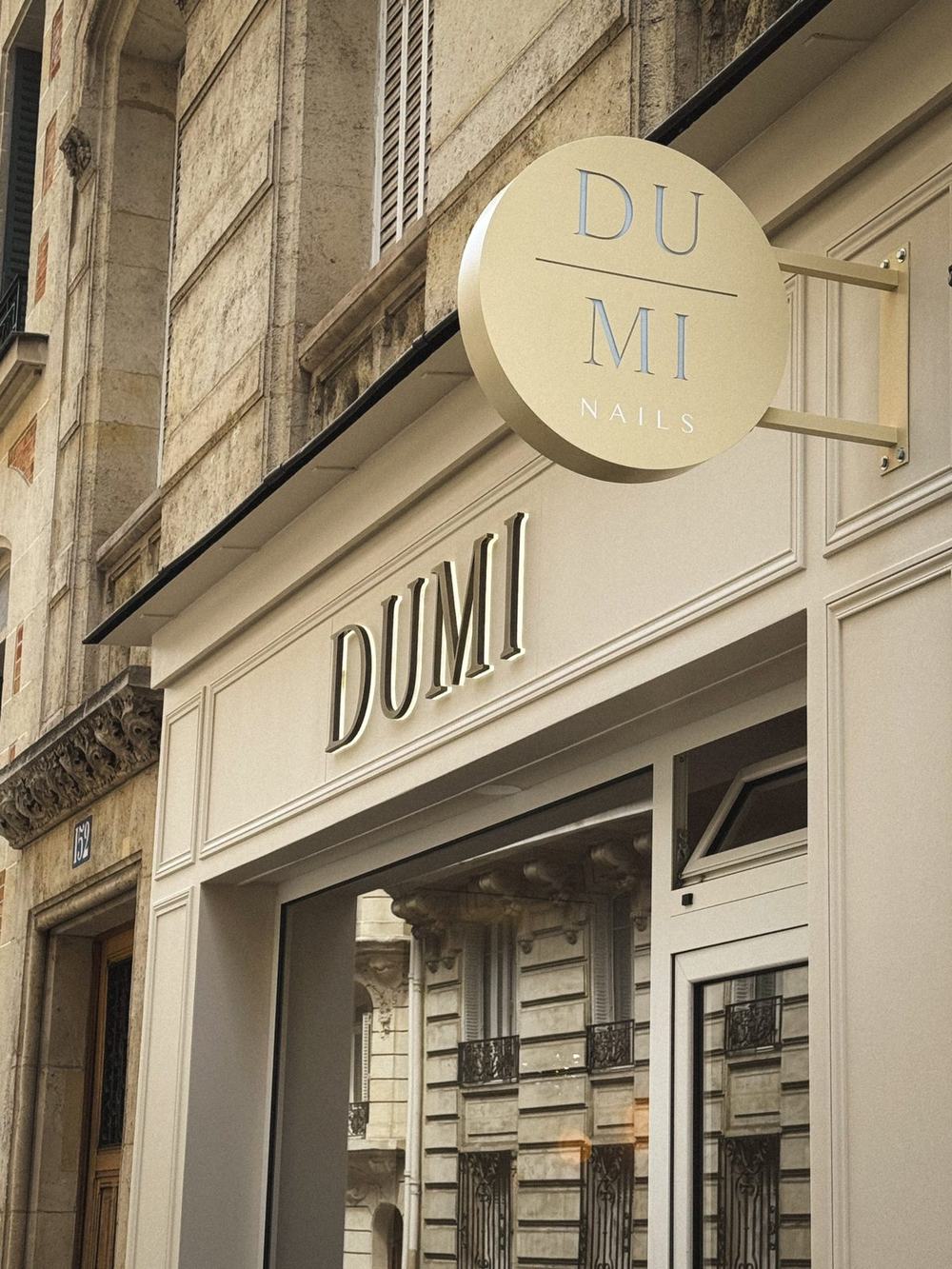 Façade DUMI avec enseigne drapeau