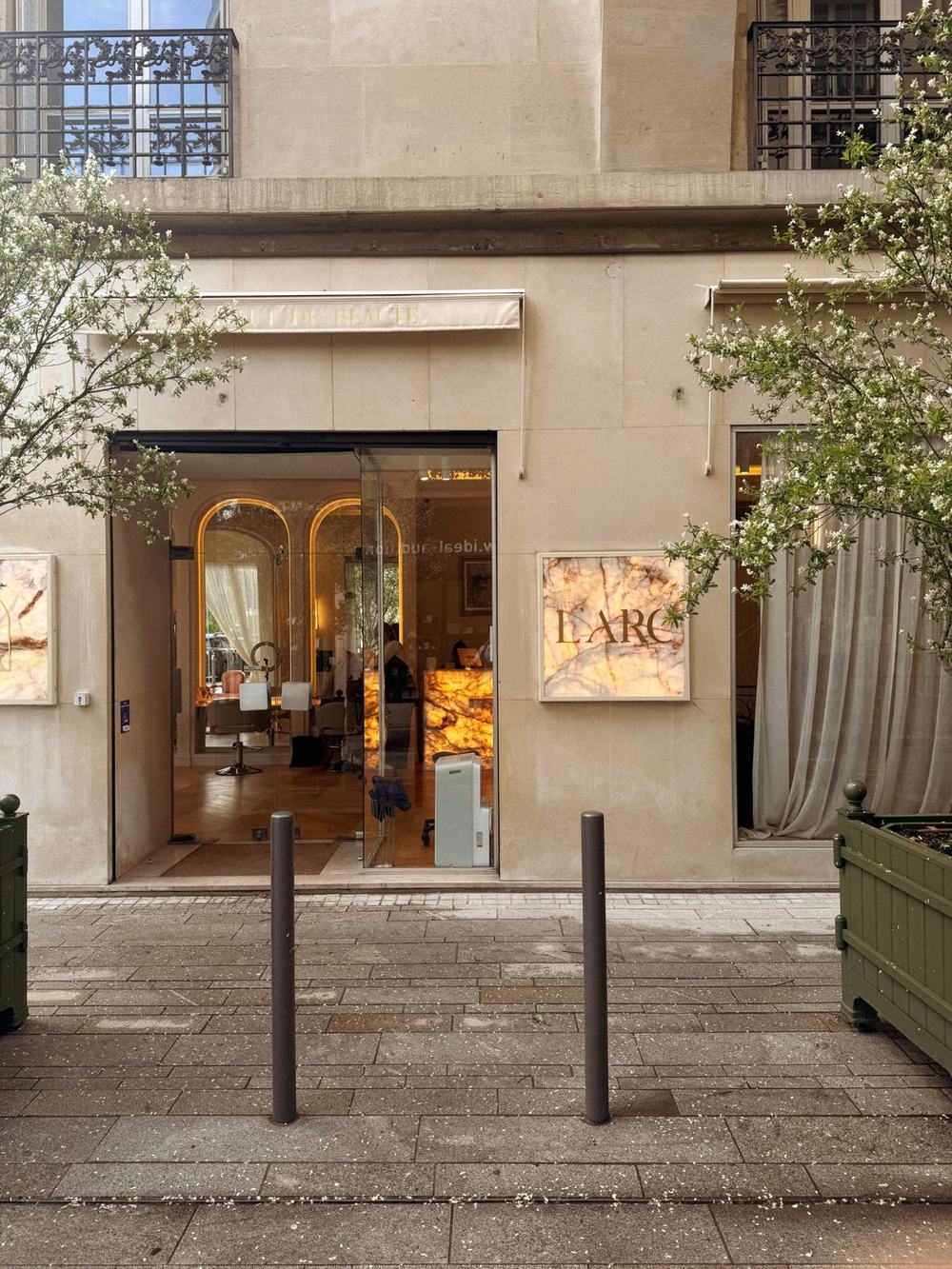 Panneaux en onyx rétroéclairés, L'Arc de Neuilly