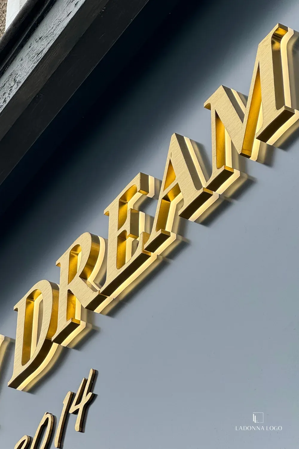 Lettres en laiton brossé à tranche lumineuse de l’enseigne Dream, Drancy