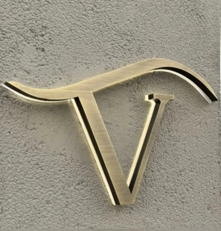 Monogramme V en laiton rétroéclairé, halo lumineux sur le mur, Verona Gadou, Paris 15e
