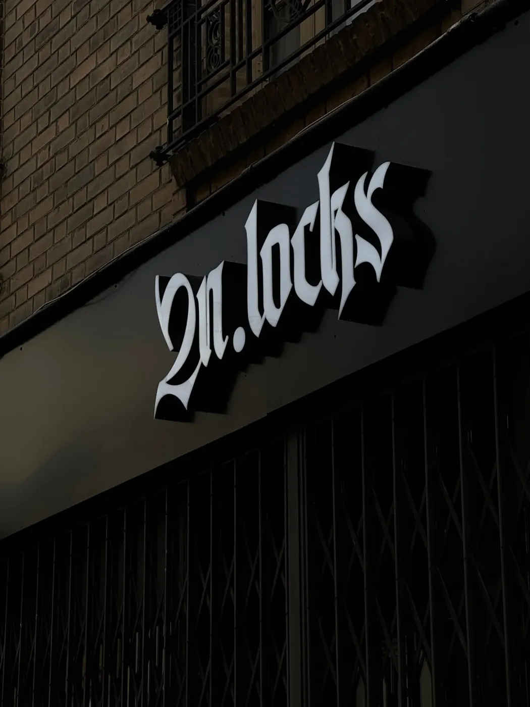 Enseigne 2n.locks à Asnières-sur-Seine, lettres à face lumineuse, par LADONNA