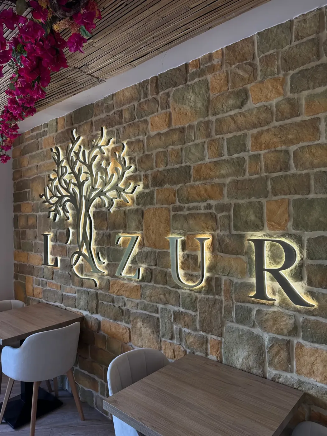 Logo lumineux L’Azur en laiton sur mur de pierre, Conflans-Sainte-Honorine, par LADONNA