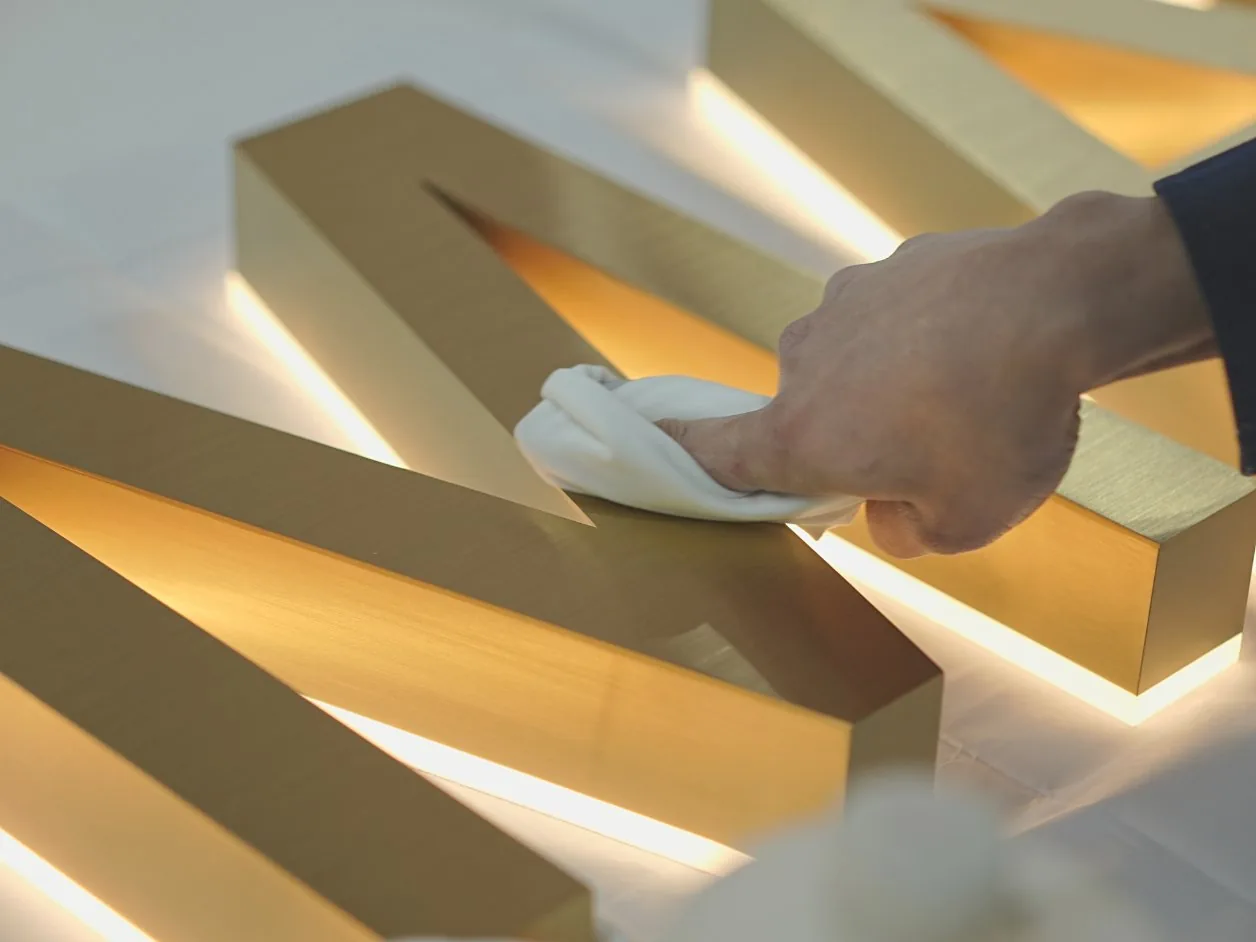 Lettres lumineuses en laiton brossé rétroéclairées, finition avant la pose, LADONNA