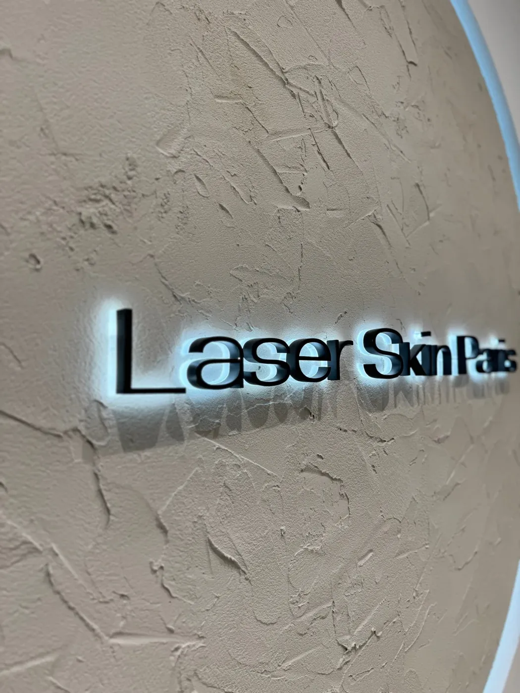 Lettres Laser Skin Paris rétroéclairées sur un mur à la chaux, Paris 15e, par LADONNA