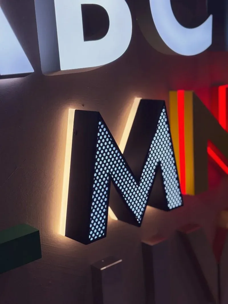 Lettres lumineuses créatives à face perforée et halo coloré, par LADONNA