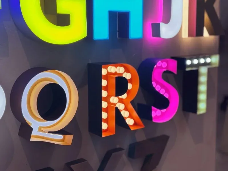 Lettres lumineuses à ampoules multicolores, enseigne créative, par LADONNA