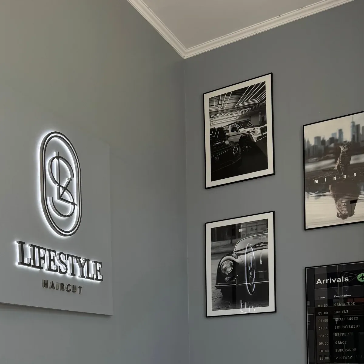Logo lumineux du salon Lifestyle Haircut à Saint-Ouen, par LADONNA