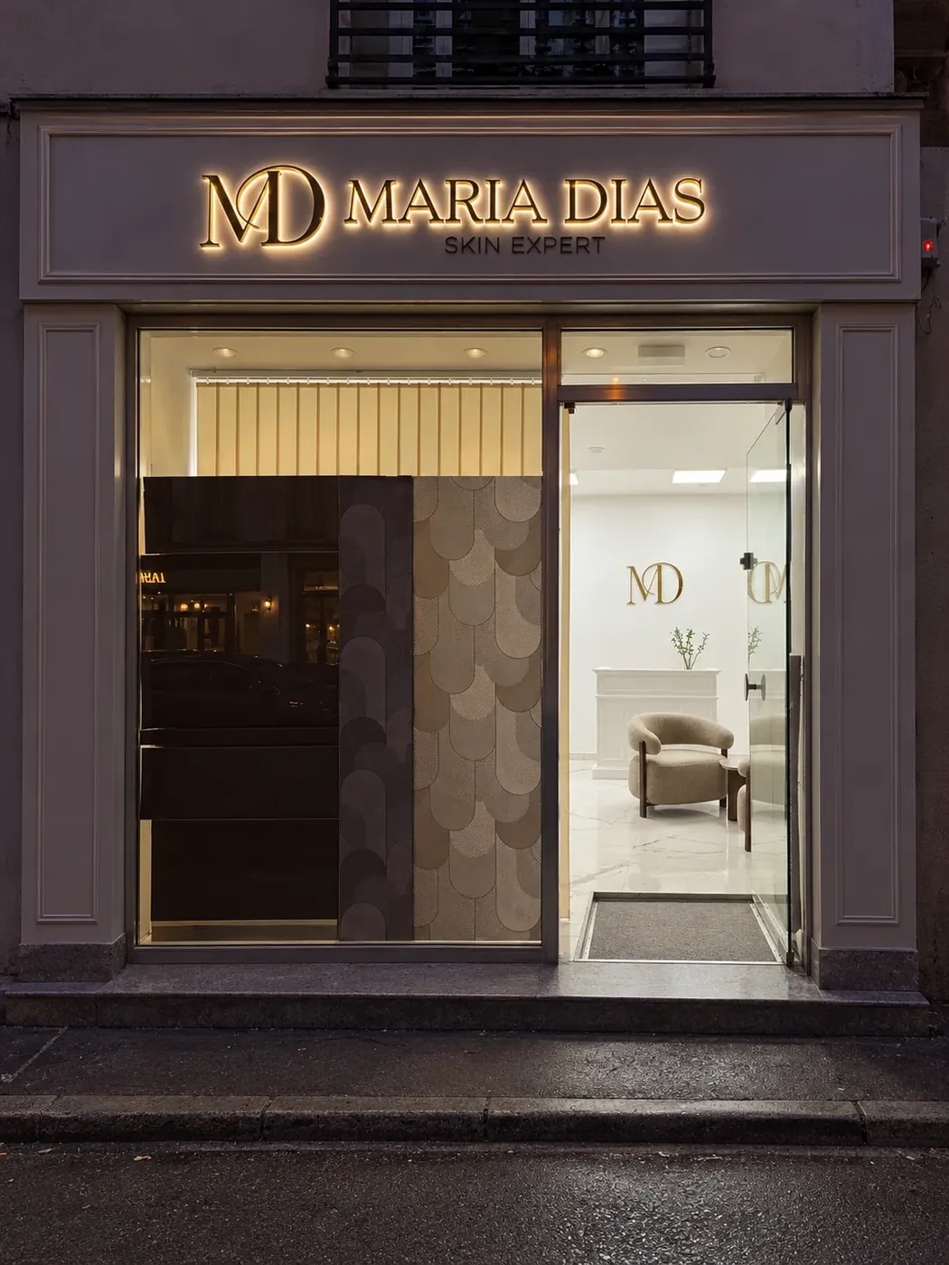 Façade de Maria Dias de nuit, enseigne en lettres lumineuses, Paris 15e, par LADONNA