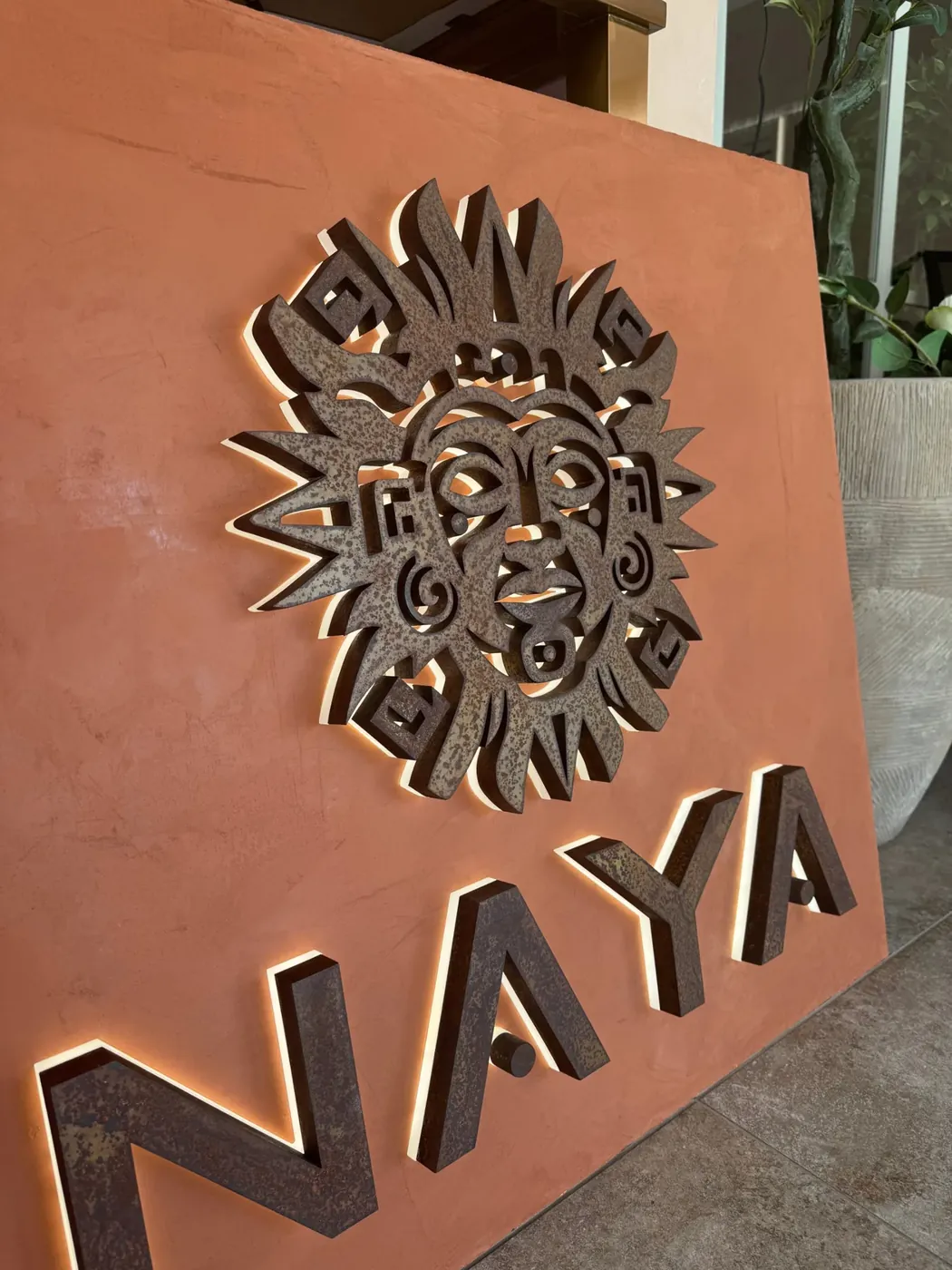 Logo Naya rétroéclairé sur panneau terracotta, Paris 17e, par LADONNA