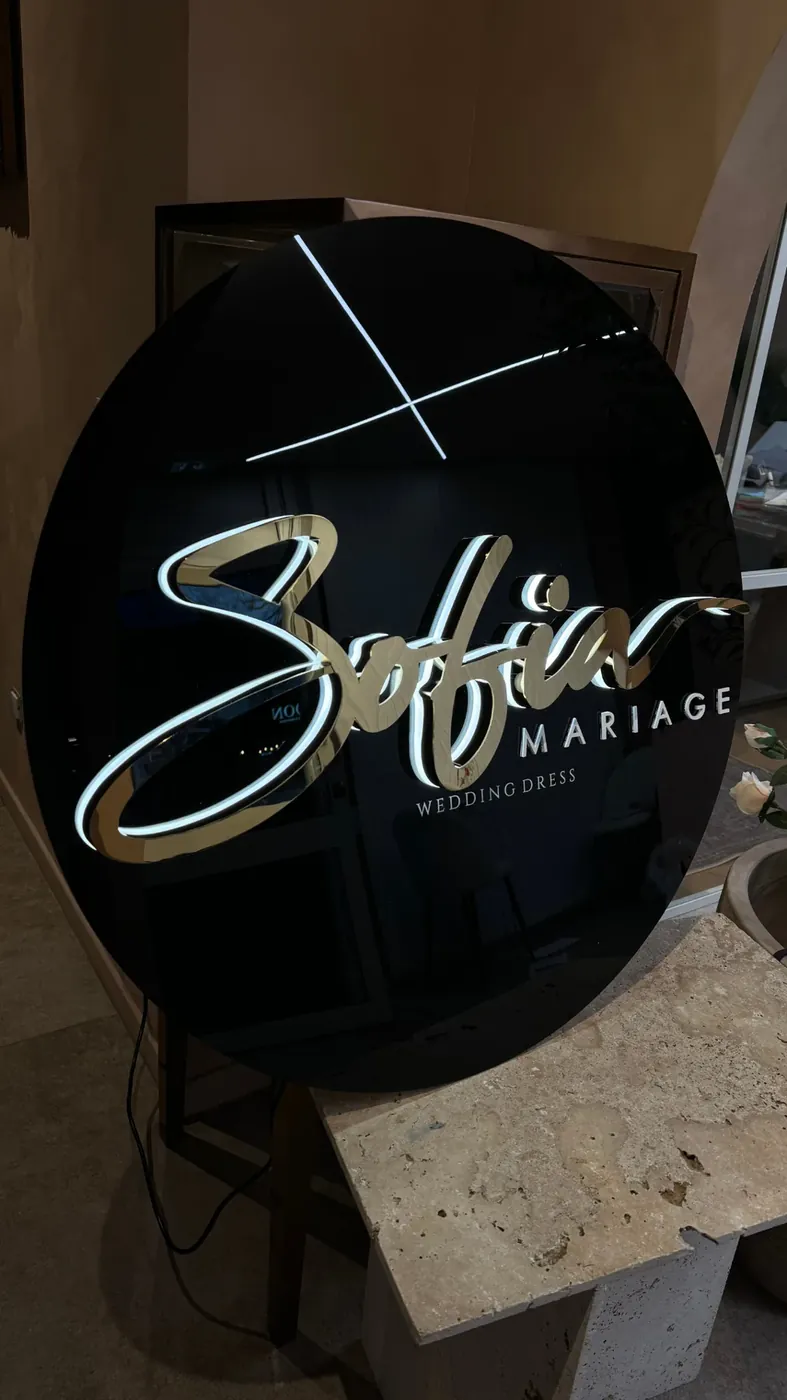Logo lumineux Sofia Mariage en laiton miroir sur disque noir, Marseille, par LADONNA