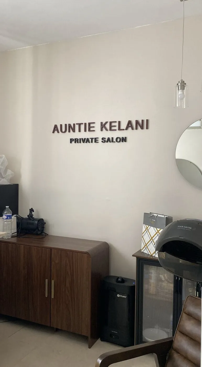 Auntie Kelani, lettres en relief, Bagneux, par LADONNA