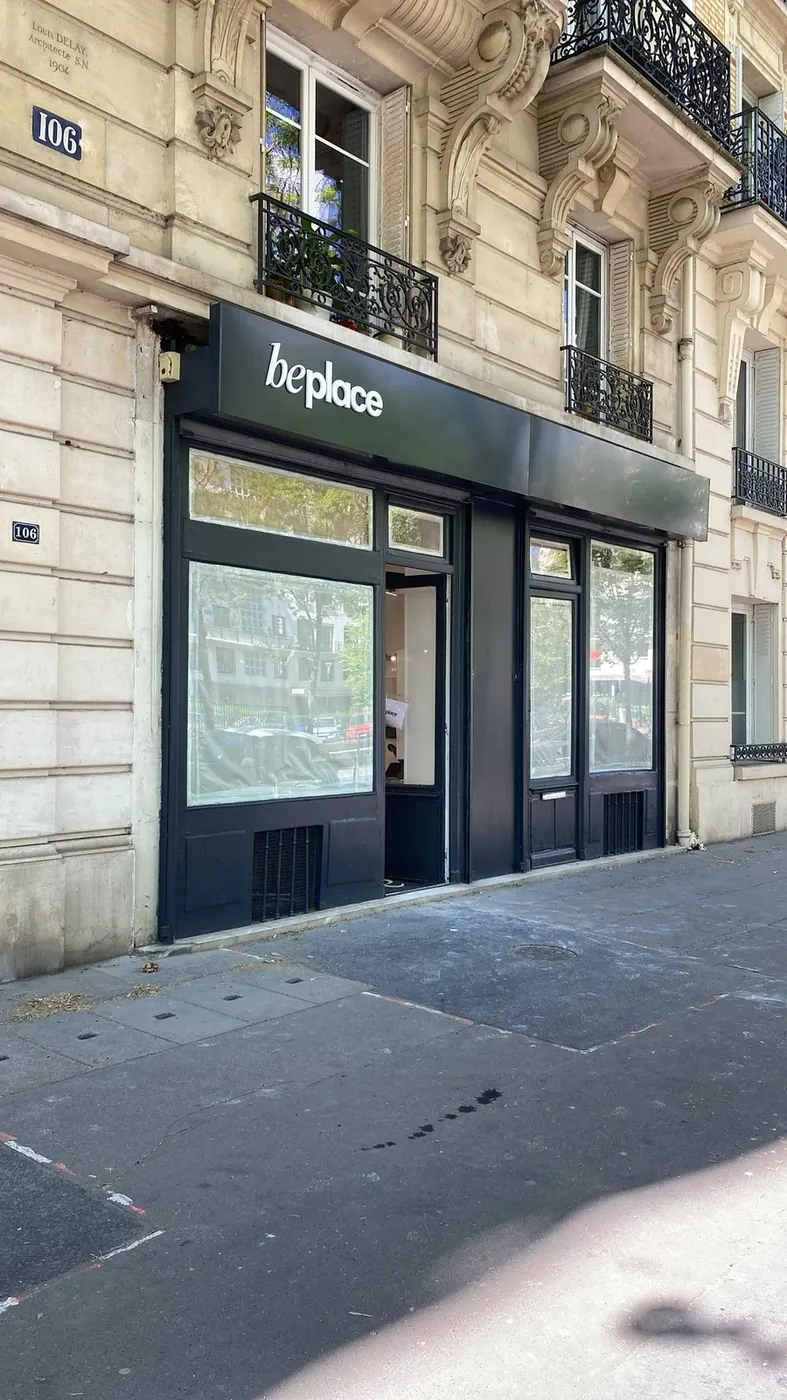 beplace, lettres en relief, Paris 16e, par LADONNA