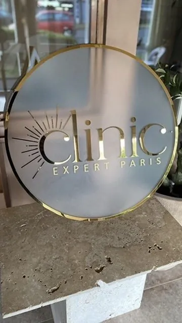 Clinic Expert, lettres en relief, Marseille, par LADONNA