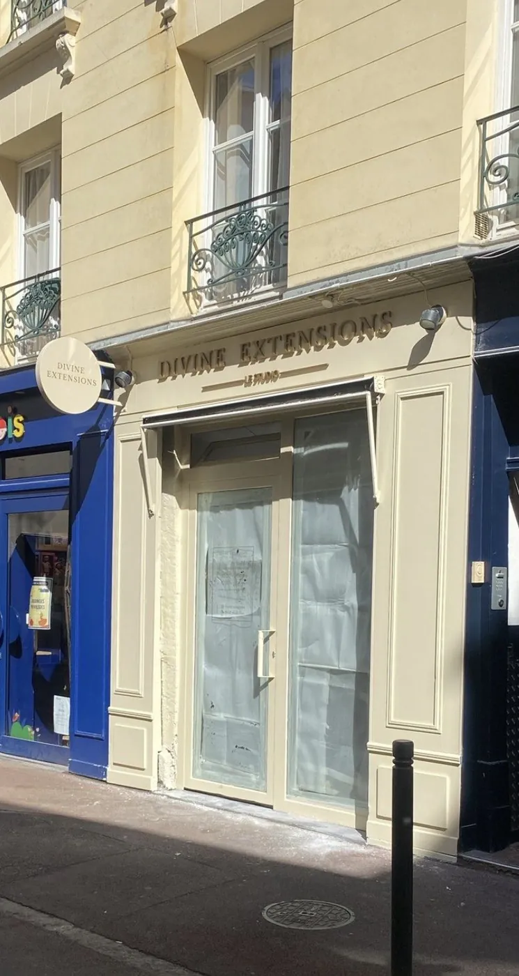 Divine Extensions, lettres en relief, Saint-Germain-en-Laye, par LADONNA