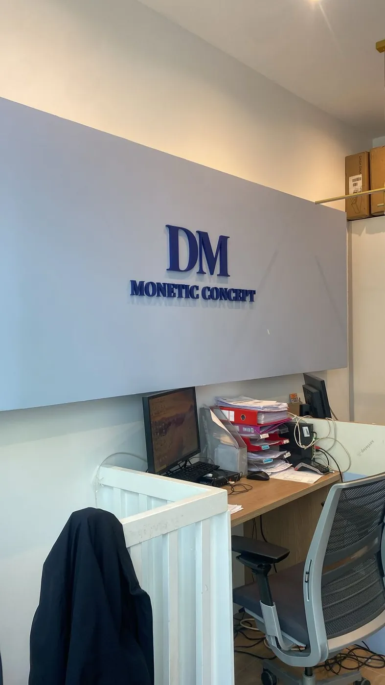 DM Monetic Concept, lettres en relief, Clichy, par LADONNA