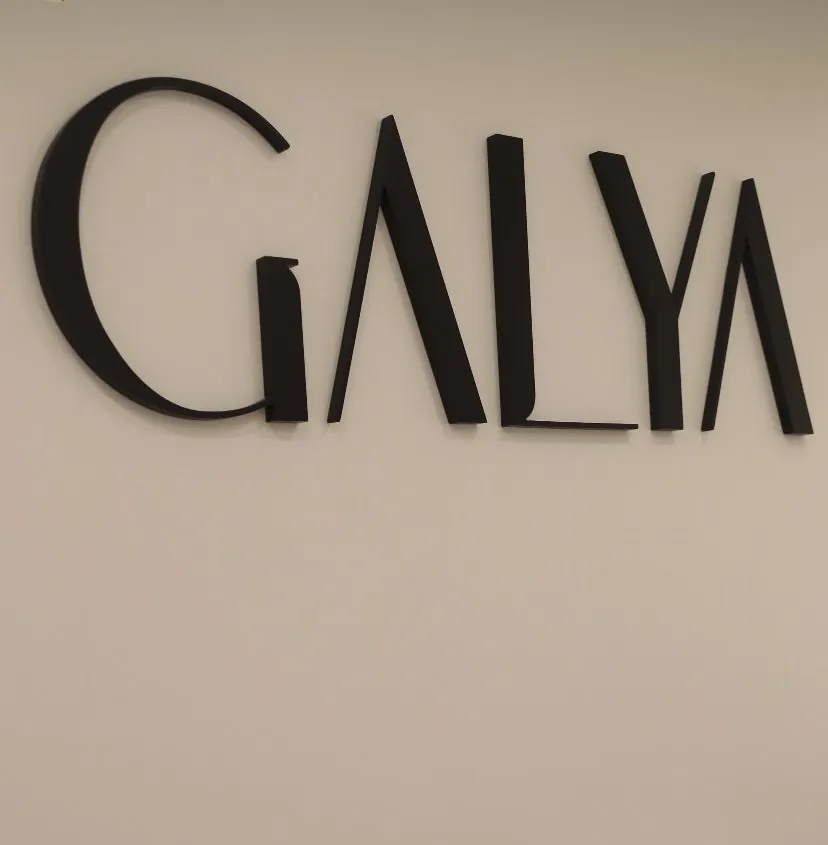 Galya, lettres en relief, Rueil-Malmaison, par LADONNA