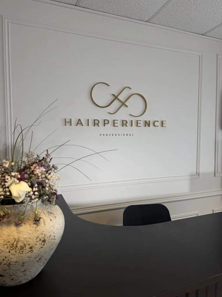 Hairperience, lettres en relief, Montreuil, par LADONNA