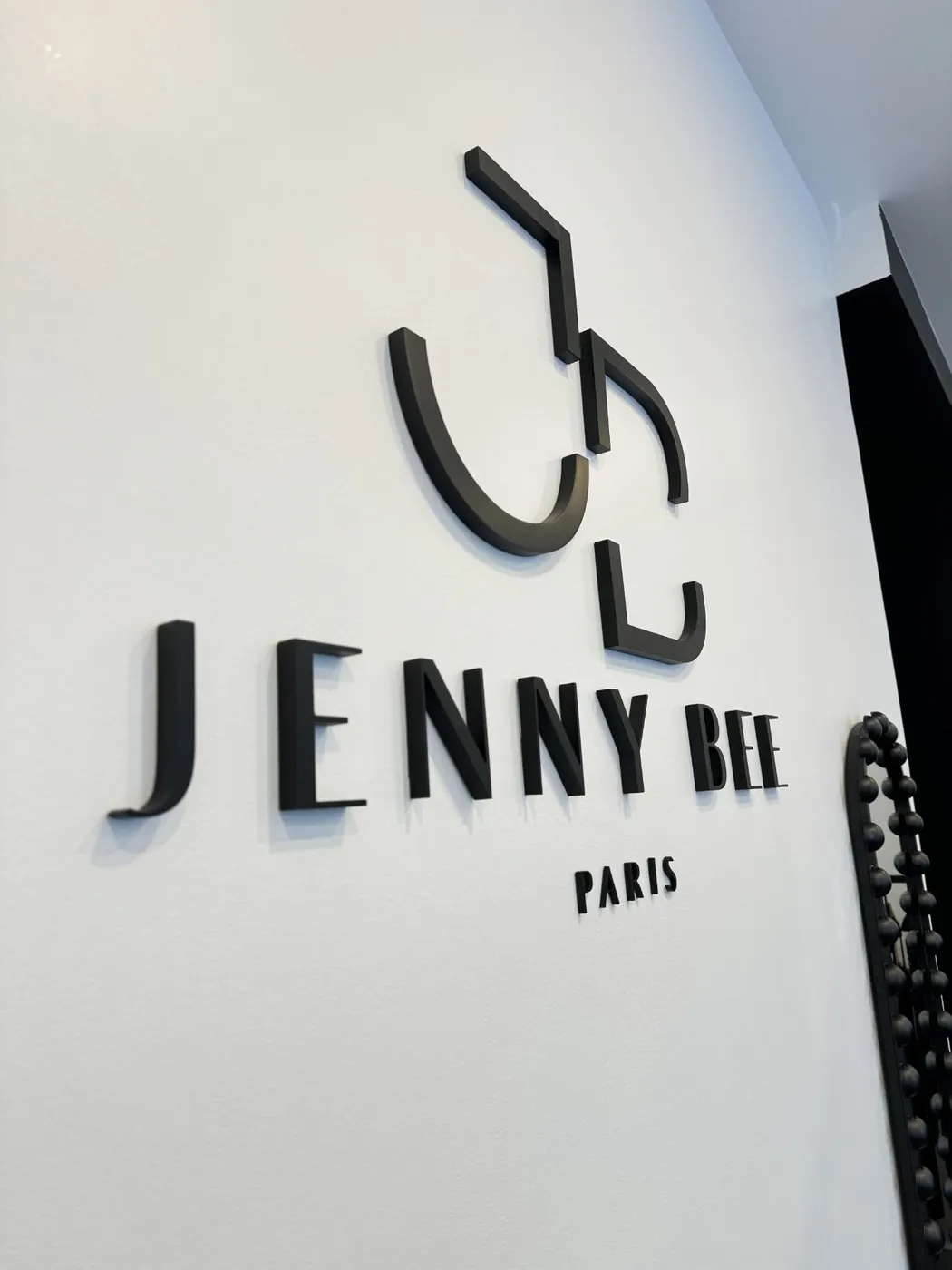 Jenny Bee, lettres en relief, Paris 12e, par LADONNA