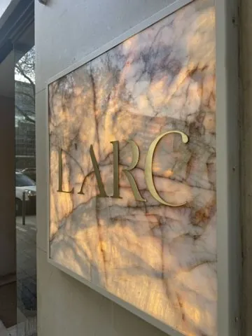 L’Arc de Neuilly, lettres en relief, Neuilly-sur-Seine, par LADONNA