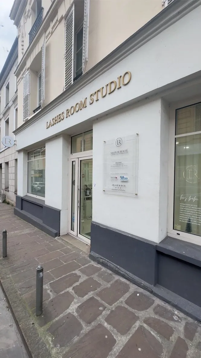 Lashes Room Studio, lettres en relief, Longjumeau, par LADONNA