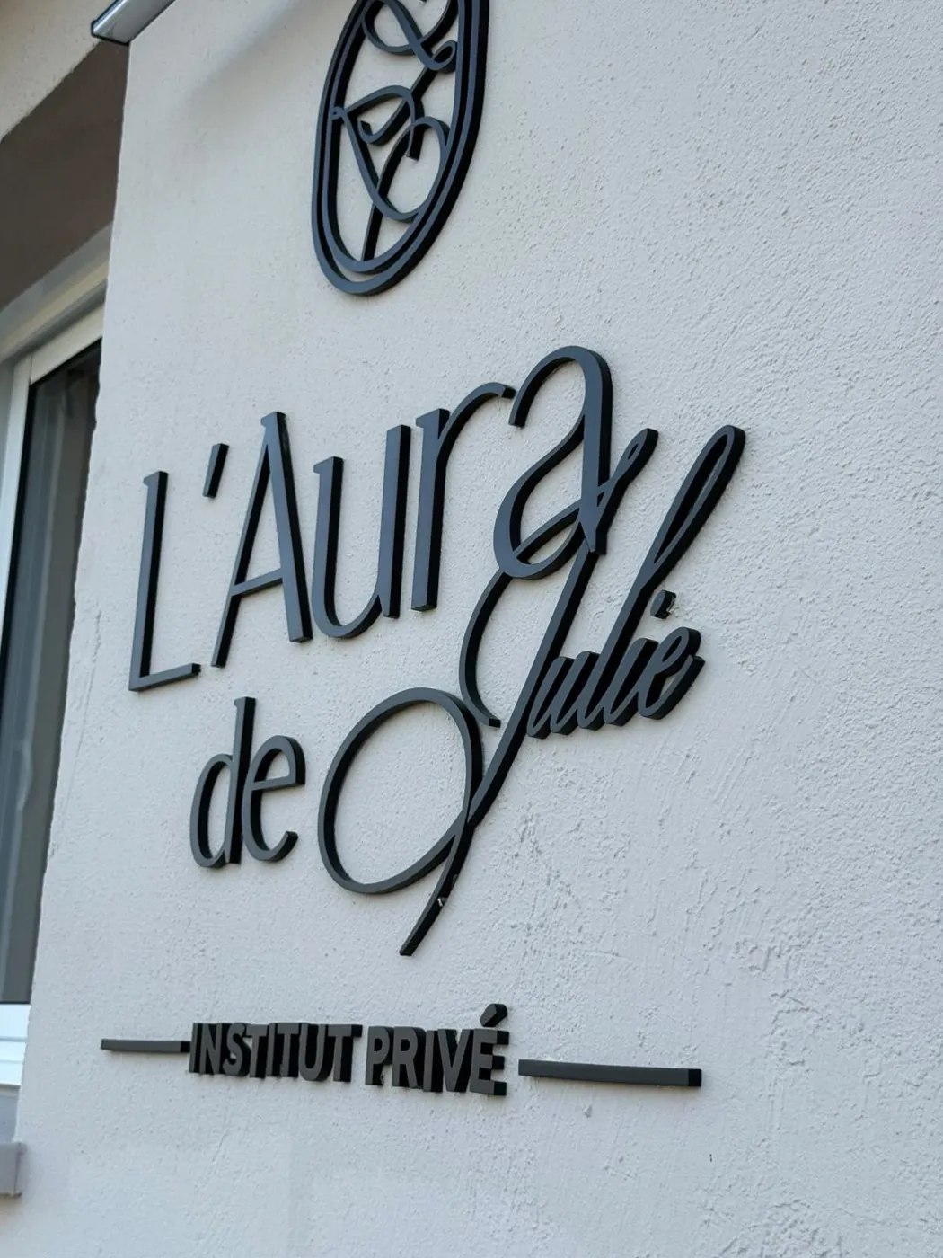L’Aura de Julie, lettres en relief, Cusset, par LADONNA