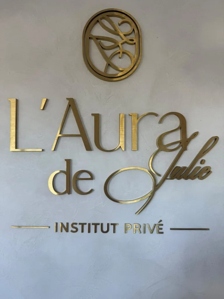 L’Aura de Julie, lettres en relief, Cusset, par LADONNA