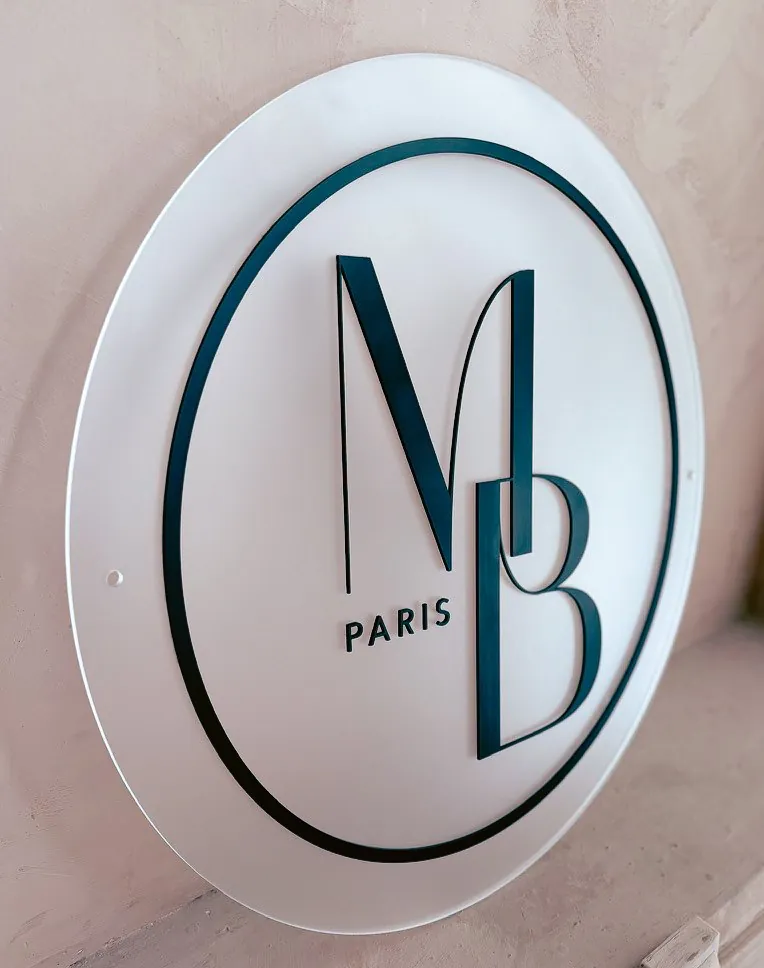 Logo MB Paris de Meiby en lettres mat sur plaque ronde dépolie, Enghien-les-Bains