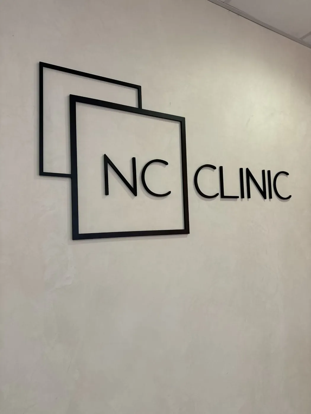 NC Clinic, lettres en relief, Chilly-Mazarin, par LADONNA