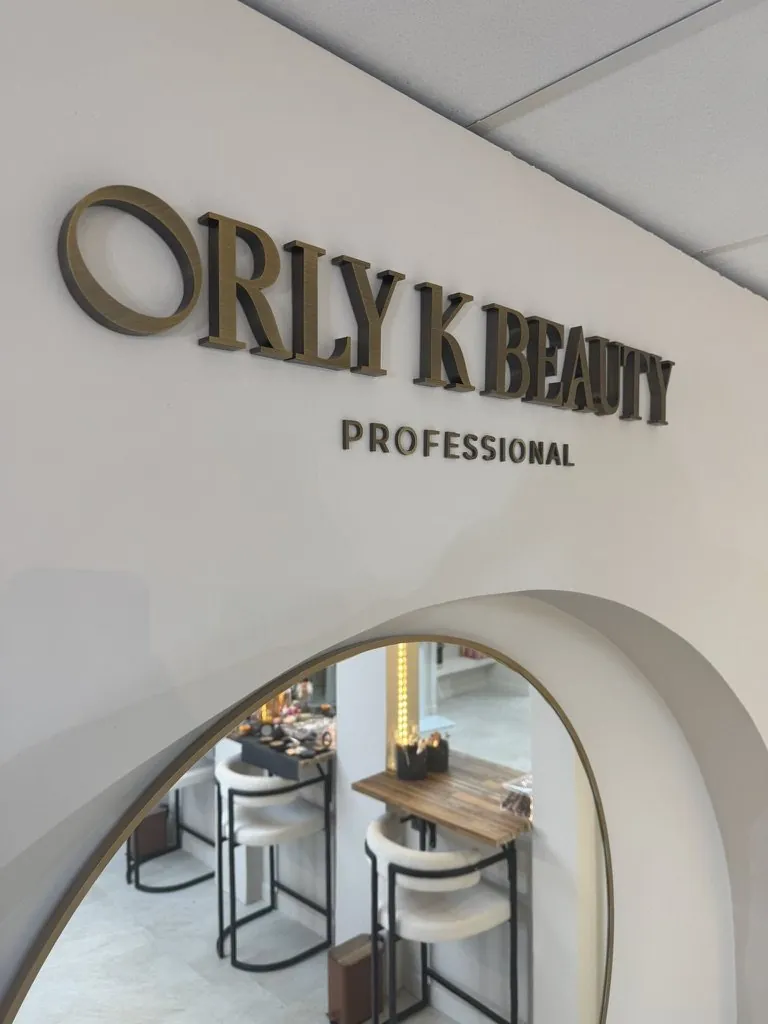 Orly K Beauty, lettres en relief, Montreuil, par LADONNA