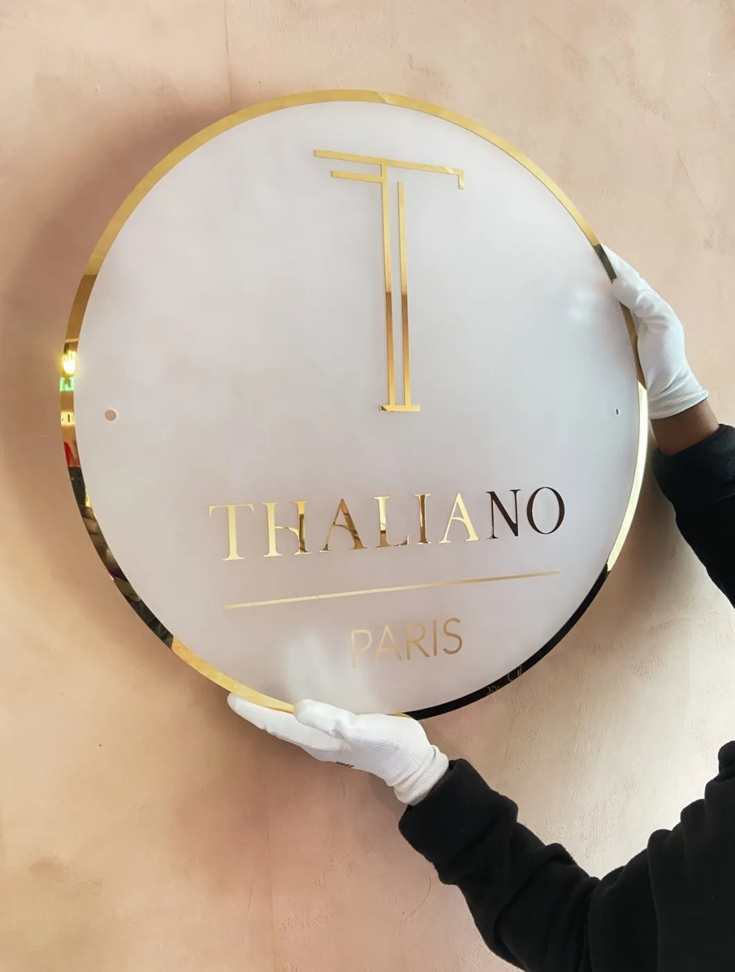 Logo Thaliano en lettres miroir or sur plaque ronde dépolie, Paris 15e