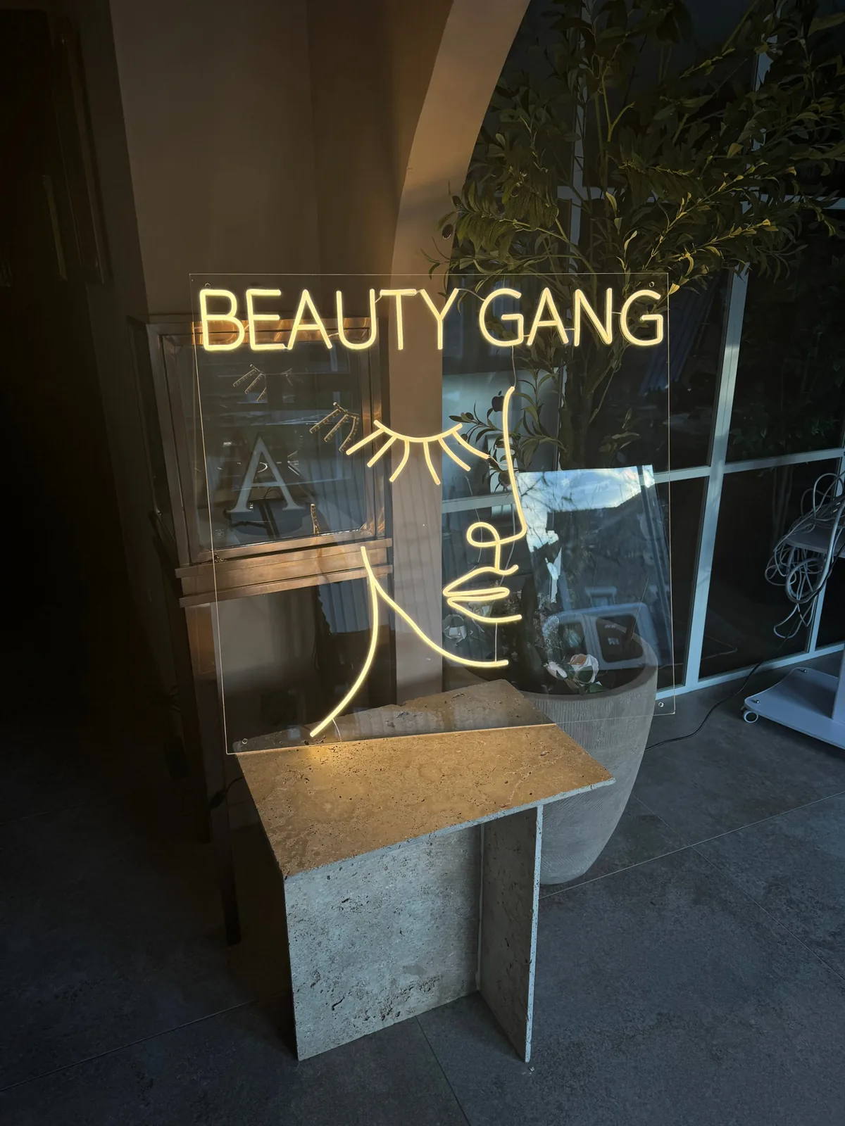 Néon doré Beauty Gang et visage de femme dessiné au trait, institut à Marseille, par LADONNA