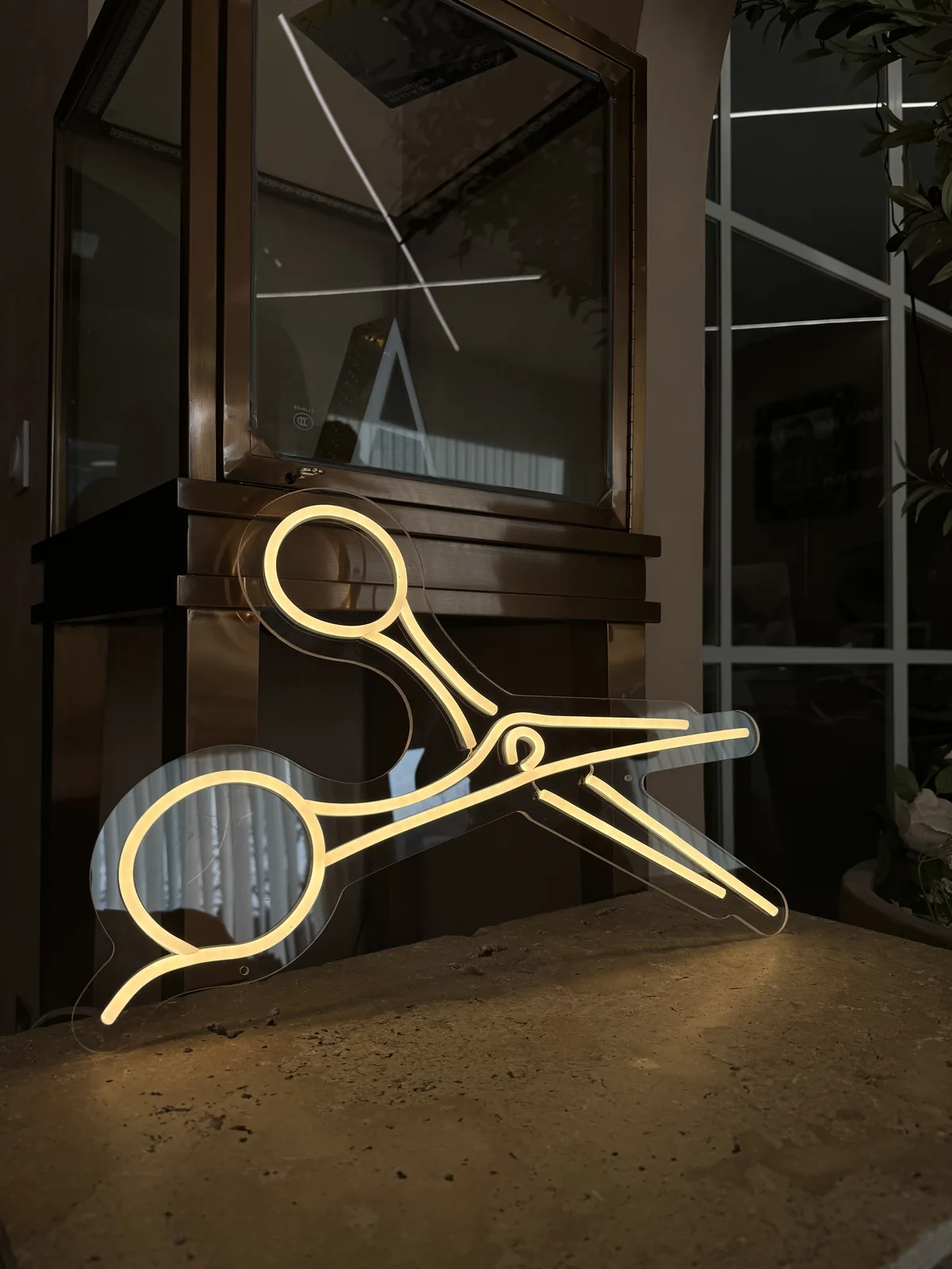 Néon ciseaux en blanc chaud sur plexiglas découpé, pour le salon Hairccil Hairstylist à Hombleux, par LADONNA