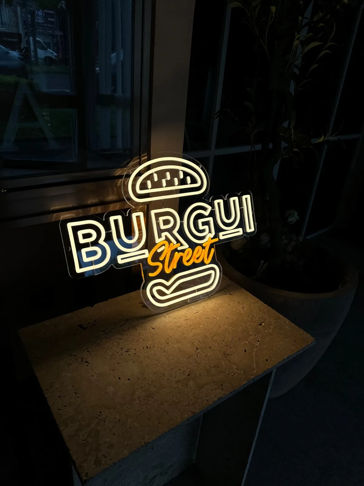 Logo néon Burgui Street en blanc chaud et orange, La Réunion, par LADONNA