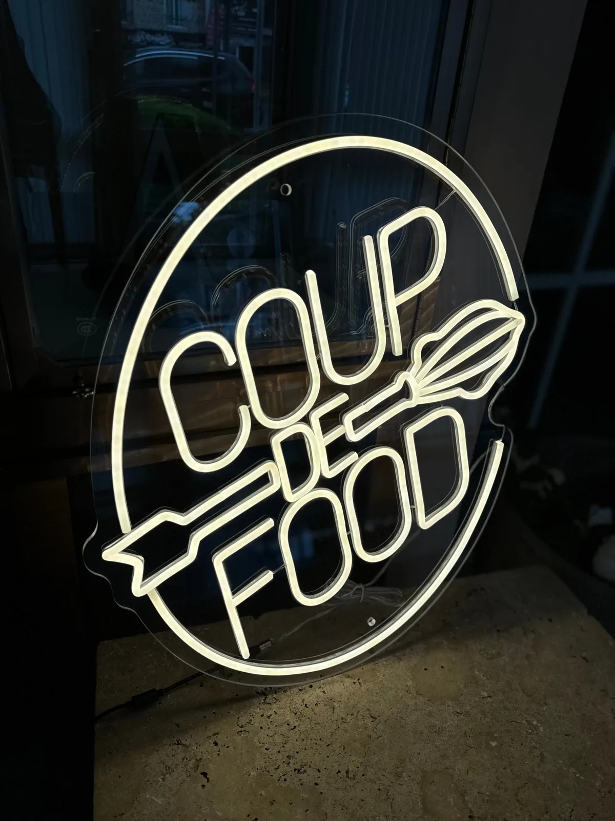 Logo néon blanc chaud Coup de Food sur plexiglas transparent, restaurant à Nice, par LADONNA