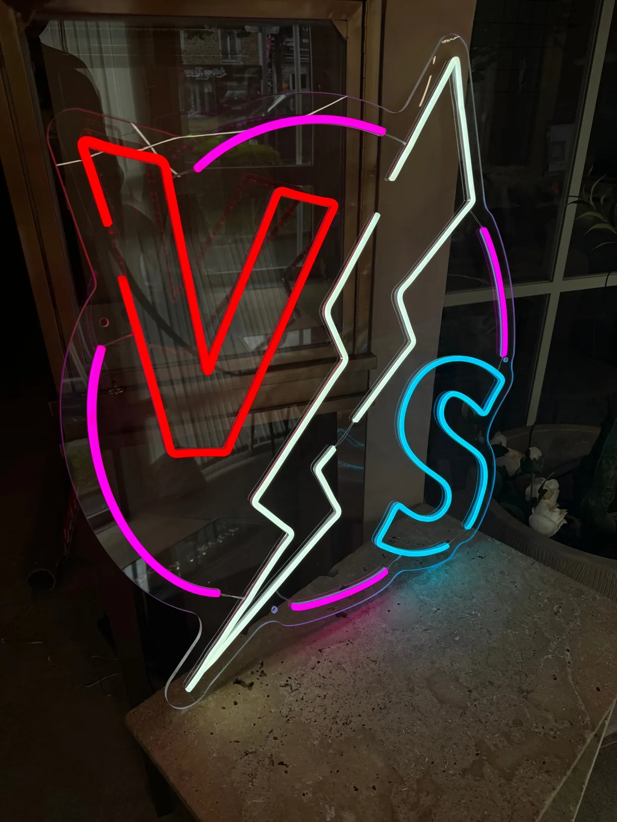 Logo néon VS en rouge, rose, bleu et blanc de l’agence Monsieur Darmon à Nice, par LADONNA