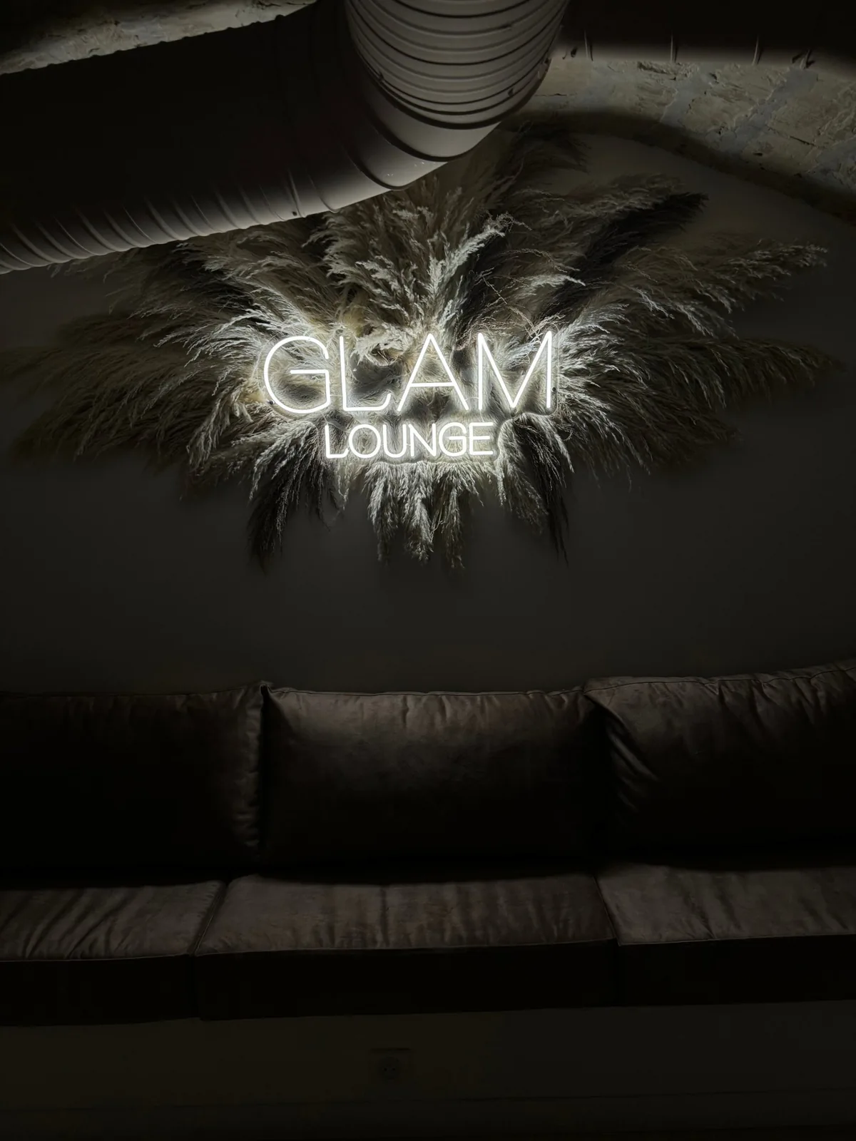 Néon blanc Glam Lounge sur une couronne de pampas au-dessus d’une banquette, Paris 17e, par LADONNA
