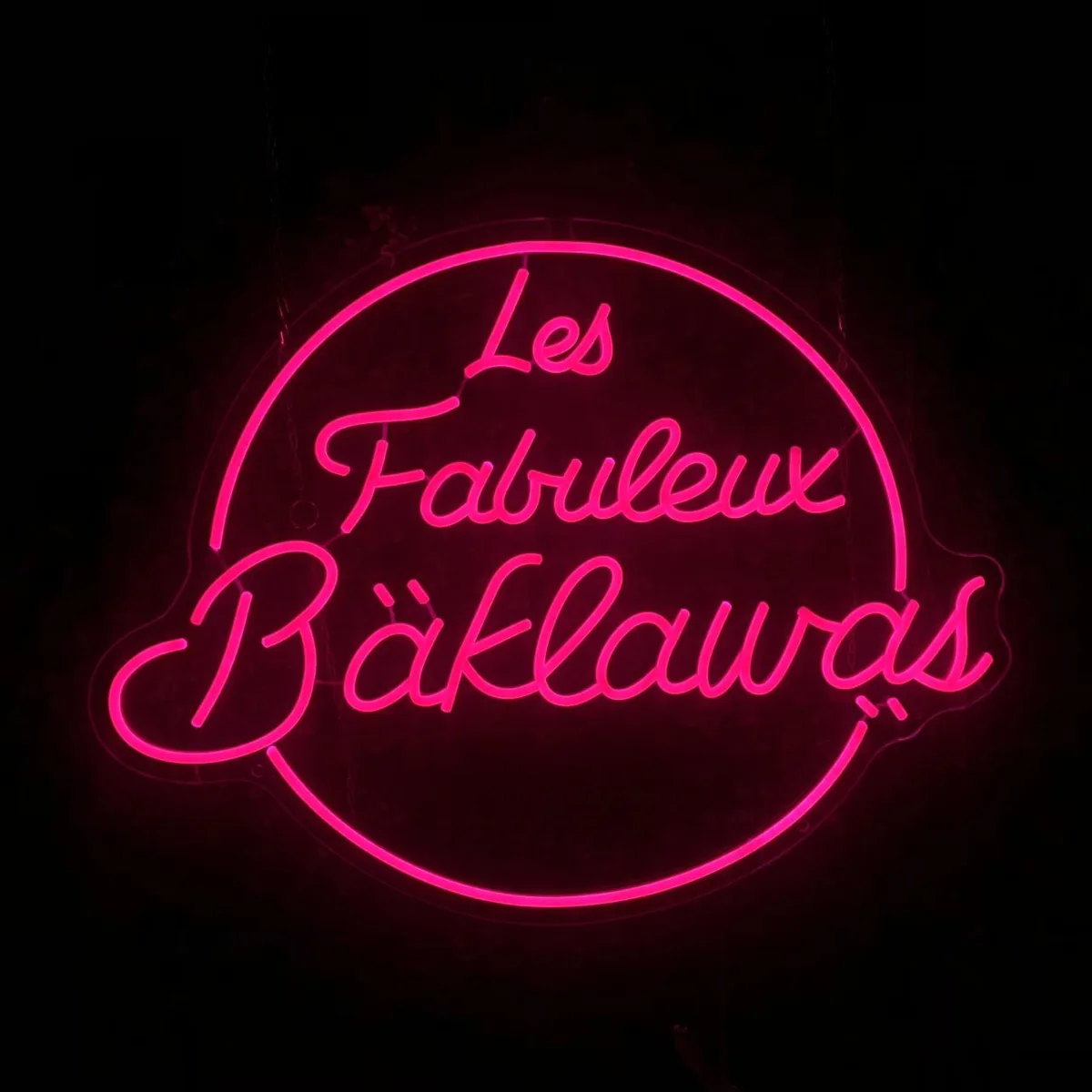 Néon rose Les Fabuleux Baklawas en écriture manuscrite dans un cercle, à Paris 14e, par LADONNA