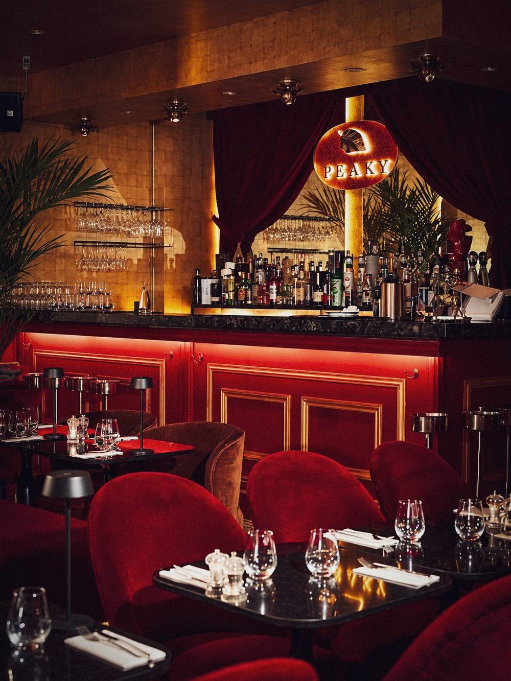 Enseigne lumineuse du bar Peaky Restaurant
