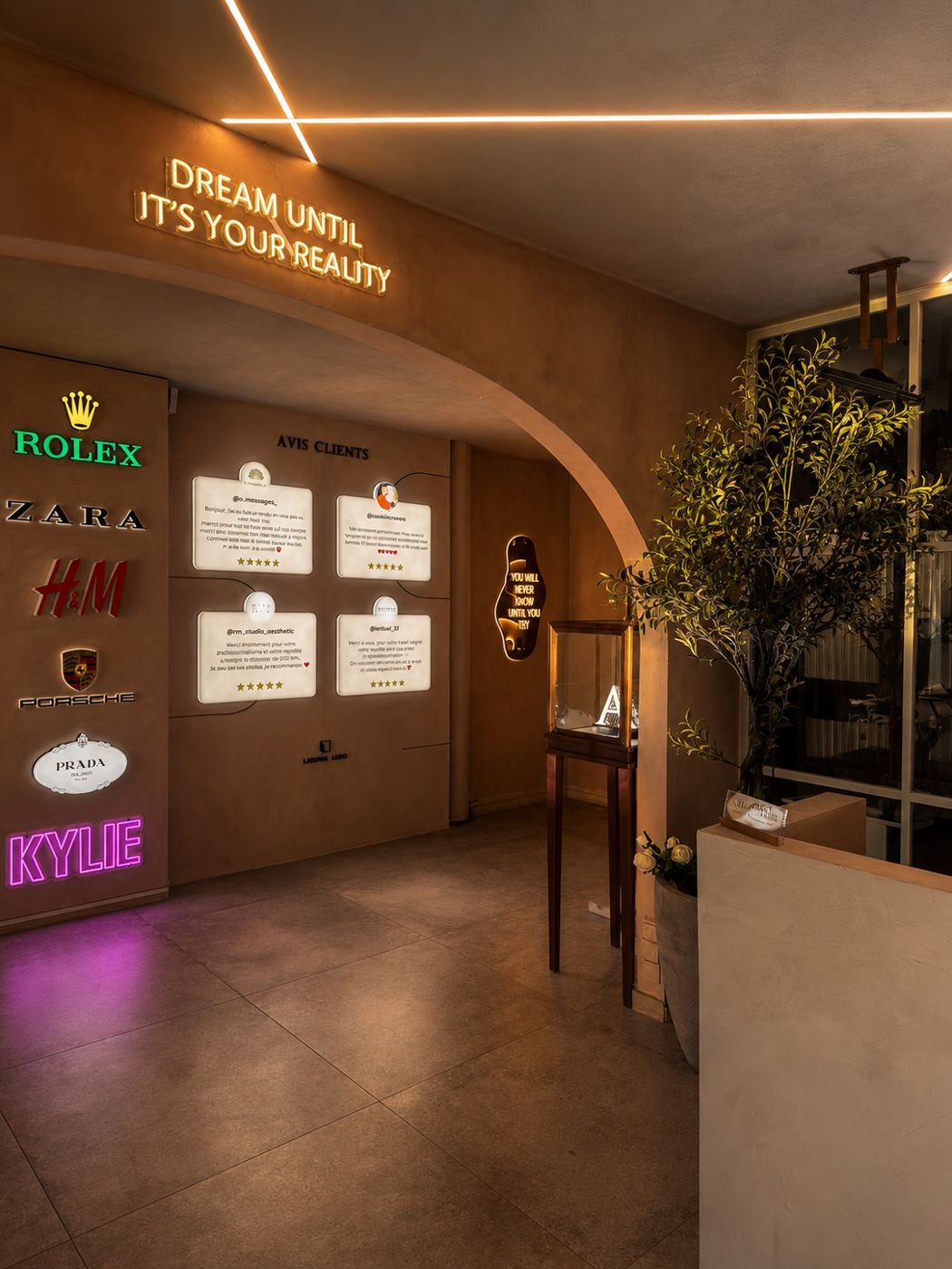 Le showroom LADONNA le soir, sous l'arche lumineuse