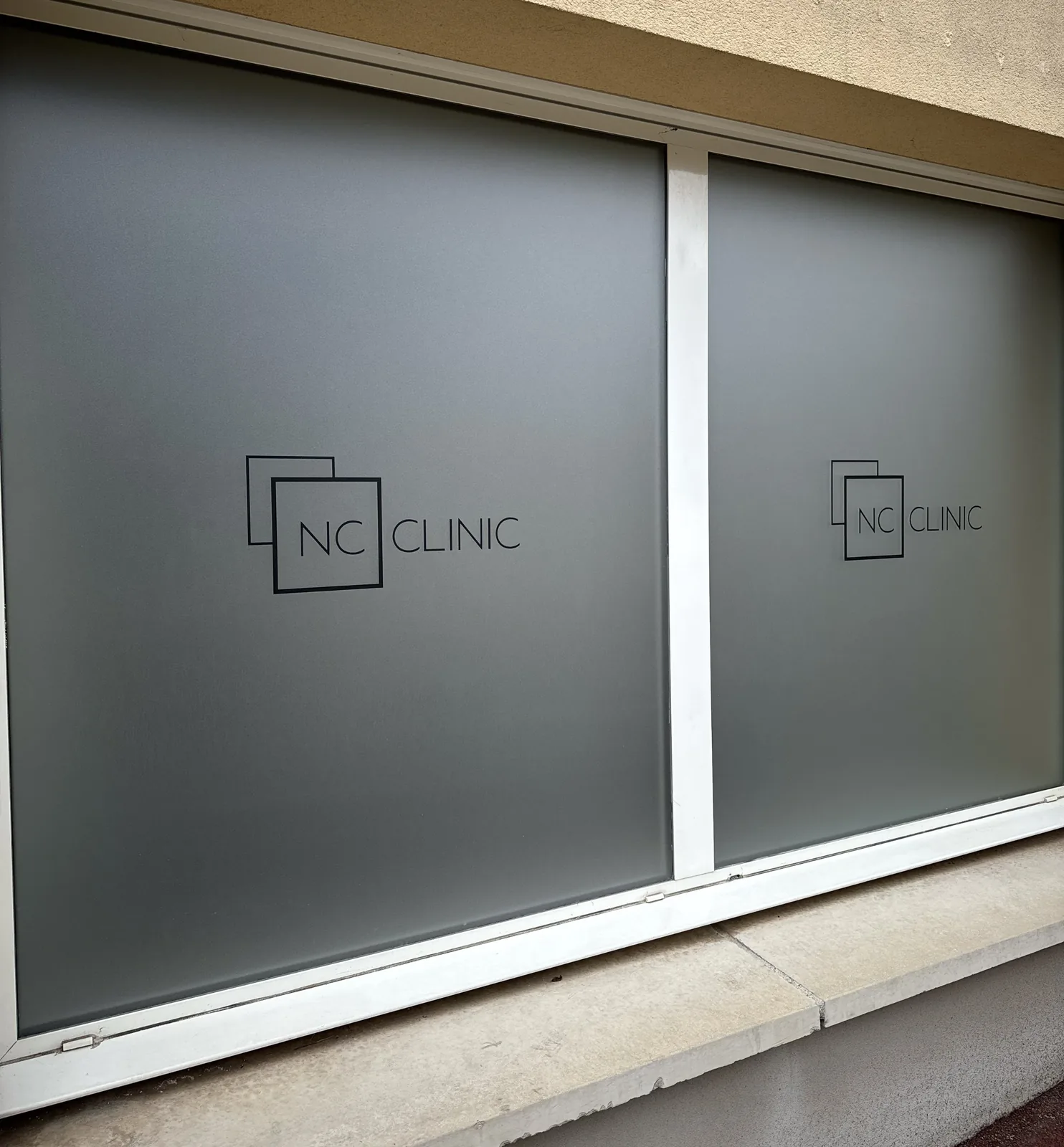 Vitrine de NC Clinic à Chilly-Mazarin habillée d’un film dépoli occultant avec logo noir découpé, par LADONNA
