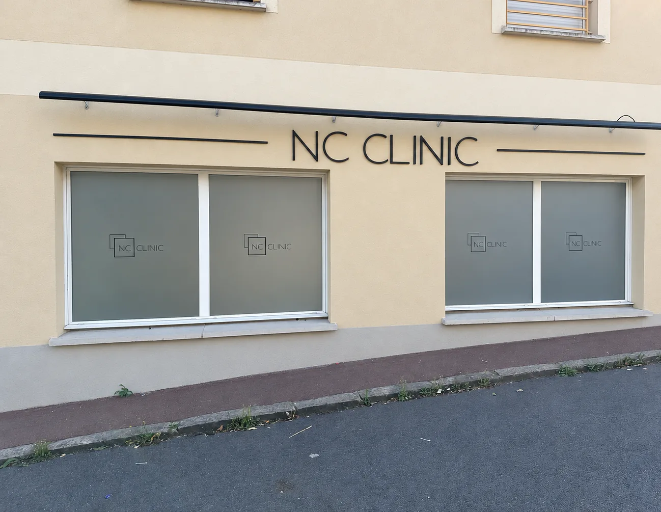 Façade de NC Clinic à Chilly-Mazarin après la pose : film dépoli avec logo sur les vitrines et enseigne en lettres découpées, par LADONNA