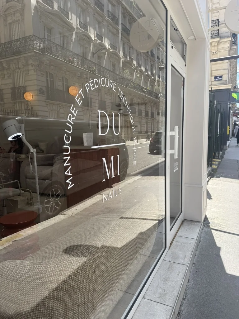 Vitrine de Dumi Nails à Paris 5e avec lettrage blanc en arc, manucure et pédicure technique russe, par LADONNA