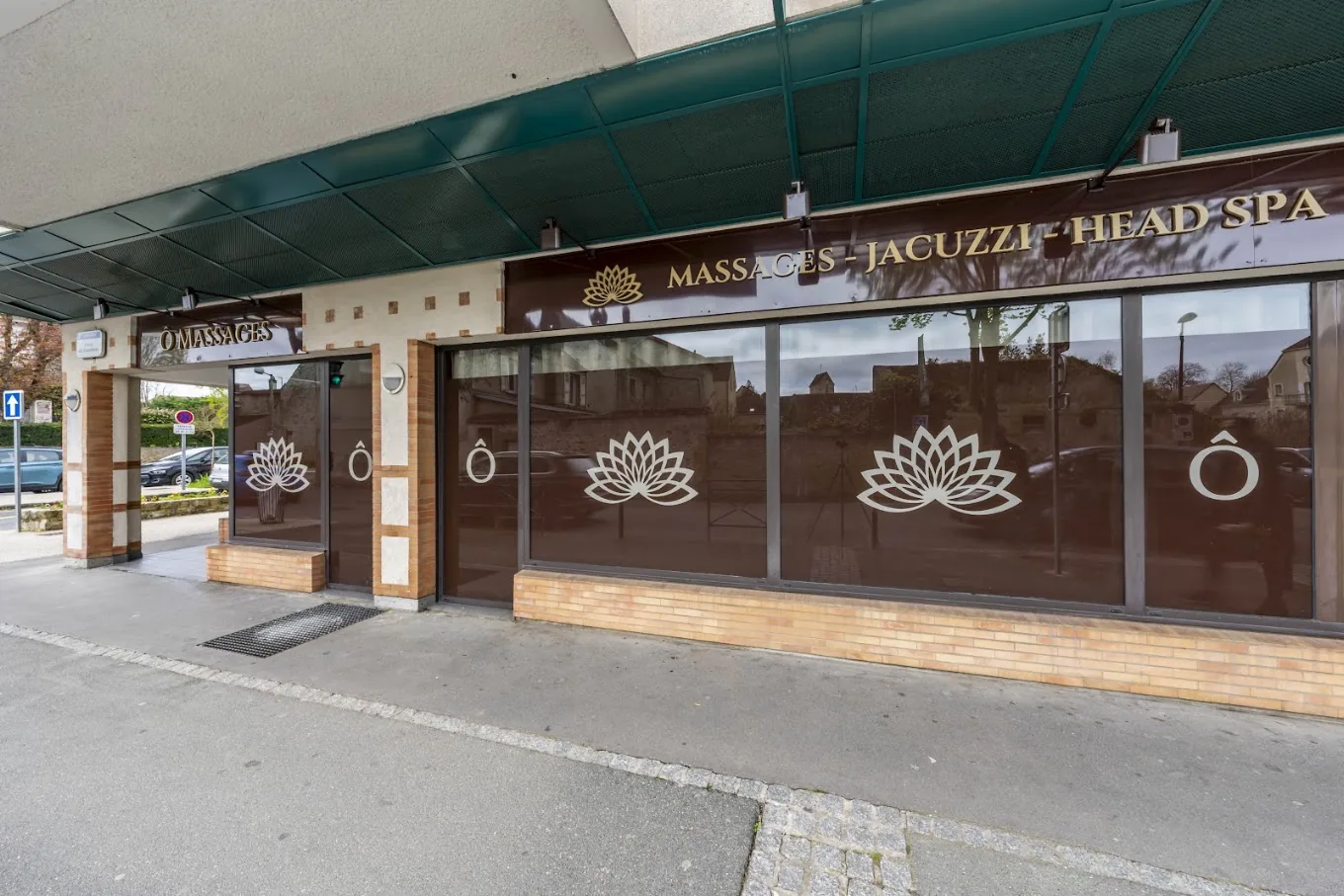 Vitrophanie lotus blanc et lettres Ô sur les vitrines d’Ô Massages à Lieusaint, par LADONNA
