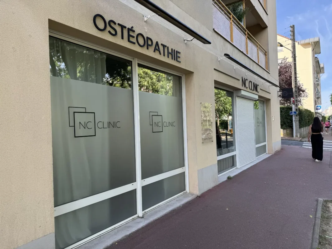 Vitrines dépolies de NC Clinic à Chilly-Mazarin, vues de la rue, par LADONNA