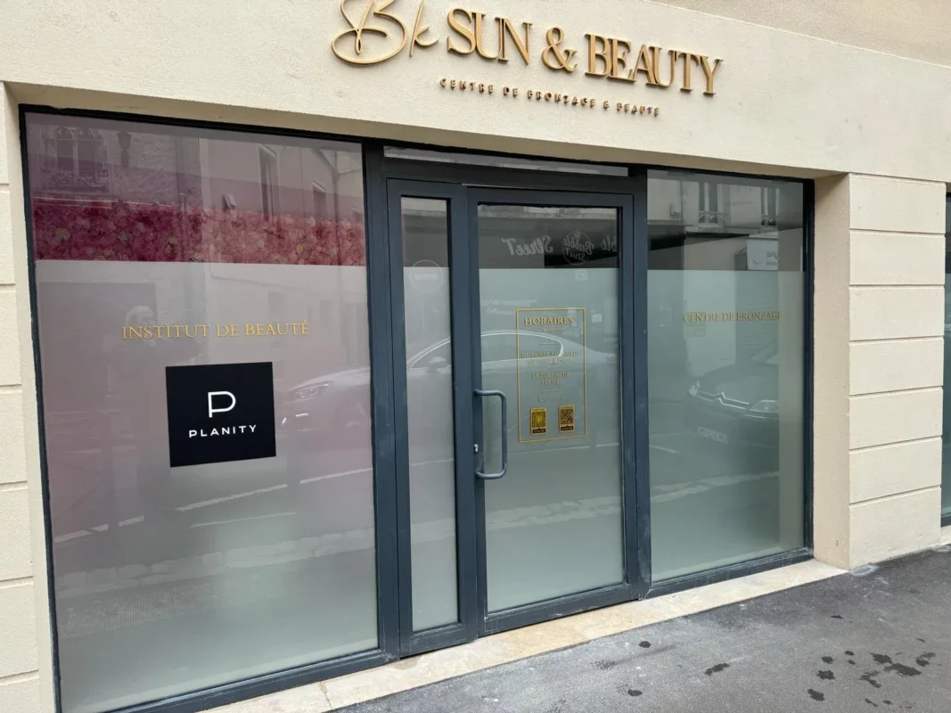 Vitrines habillées de film dépoli et enseigne de BK Sun aux Mureaux, par LADONNA