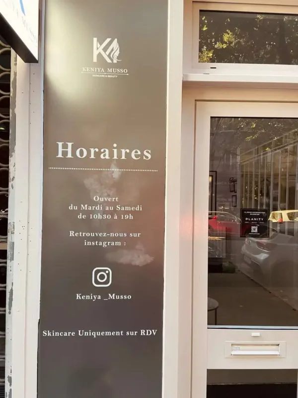Horaires et logo en lettrage blanc sur la porte vitrée de Keniya Musso, Paris 14e, par LADONNA