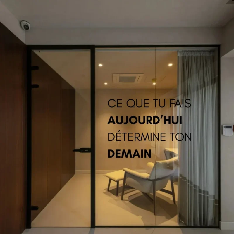 Vitrine de bureau avec la phrase « Ce que tu fais aujourd’hui détermine ton demain » en lettrage adhésif, Seal Gestion à Paray-Vieille-Poste, par LADONNA