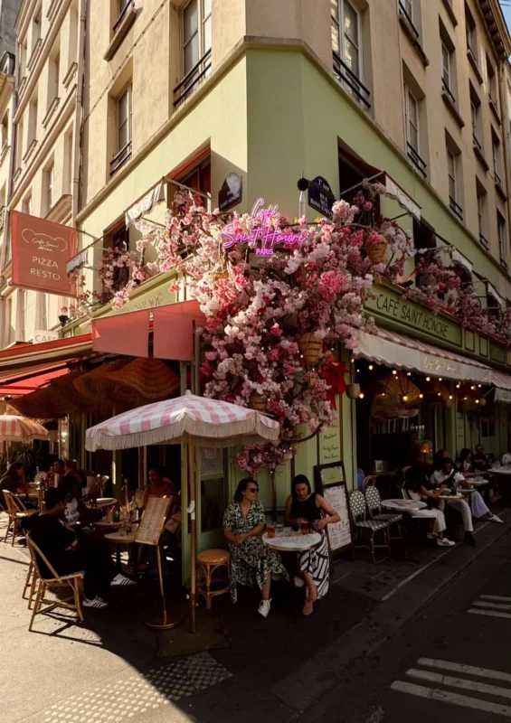 Façade fleurie du Café Saint-Honoré, Paris 1er, et son néon, par LADONNA