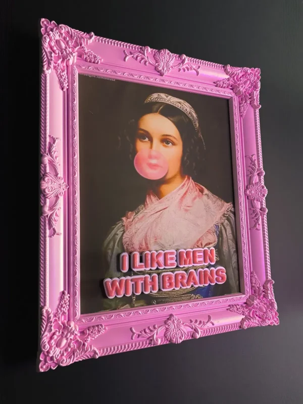 Néon rose sur tableau d’art : portrait classique dans un cadre baroque rose et phrase en lettres lumineuses, par LADONNA