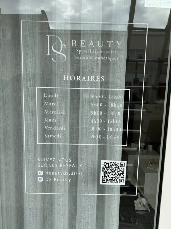 Logo, horaires et QR code sur vitrine dépolie de DS Beauty en Alsace, par LADONNA